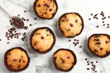 Beyaz mermer masa üzerinde çikolata parçalı lezzetli kek, düz yatıyordu.