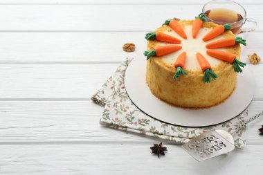 Beyaz ahşap masada servis edilen nefis ev yapımı havuçlu kek.