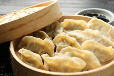 Bambu buharlı tencerede kaynamış gyoza (hamur tatlısı), yakın plan.