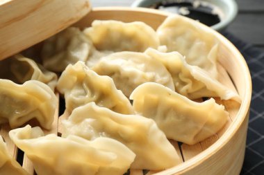 Bambu buharlı tencerede kaynamış gyoza (hamur tatlısı), yakın plan.