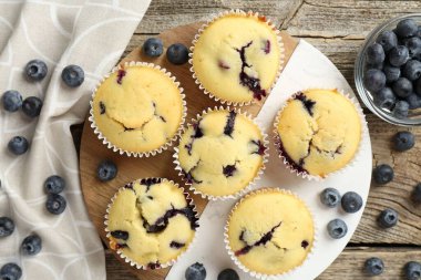 Tahta masada yaban mersinli leziz çörekler.