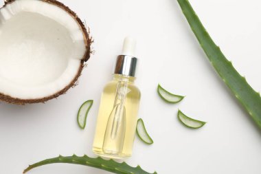 Saç tedavisi. Kozmetik ürün, hindistan cevizi ve aloe yaprakları beyaz arka planda, düz konum
