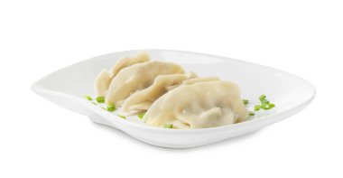 Beyaz arka planda yeşil soğanlı haşlanmış gyoza (hamur tatlısı)