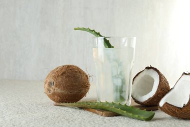 Beyaz desenli masada hindistan cevizi ve aloe ile ferahlatıcı içecek. Metin için boşluk
