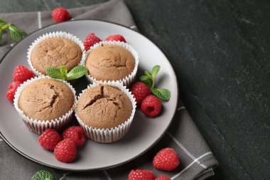 Ahududu ve nane aromalı nefis çörekler, koyu dokulu masa, yakın plan. Metin için boşluk