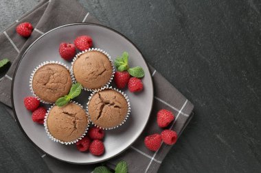 Ahududu ve nane aromalı nefis çörekler. Koyu dokulu masa, üst manzara. Metin için boşluk