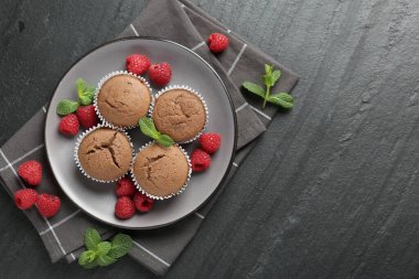 Ahududu ve nane aromalı nefis çörekler. Koyu dokulu masa, üst manzara. Metin için boşluk