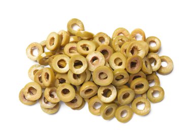 Terbiye edilmiş yeşil zeytin halkaları beyaz, üst görünümde izole