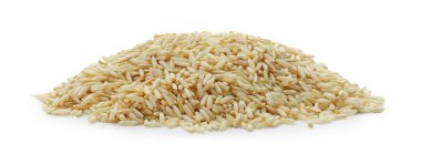 Beyaz üzerine izole edilmiş çiğ kahverengi pirinç yığını