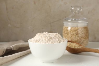 Kahverengi pirinç ve un beyaz masada. Metin için boşluk