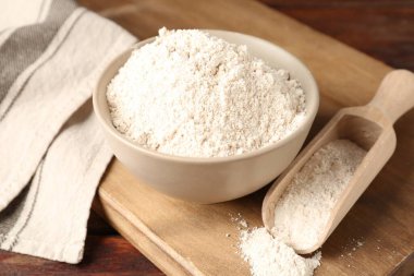 Tahta masada kahverengi pirinç unu, yakın plan.