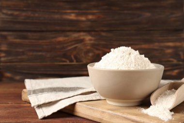 Tahta masada kahverengi pirinç unu. Metin için boşluk