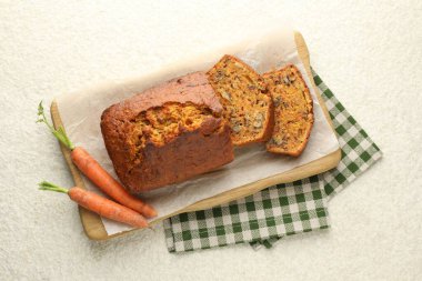 Ev yapımı havuçlu kek, fındıklı ve sebzeli beyaz desenli masa, üst manzara.