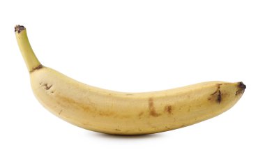 Olgun bir muz beyazda izole edilmiş.