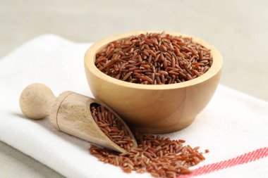 Kahverengi pirinç kasede ve kepçe açık gri masada, yakın plan.