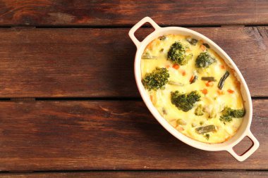 Ahşap masada nefis sebze güveci, üst manzara. Metin için boşluk