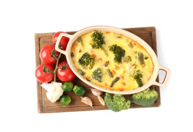 Lezzetli sebze güveci ve beyaza izole edilmiş malzemeler.