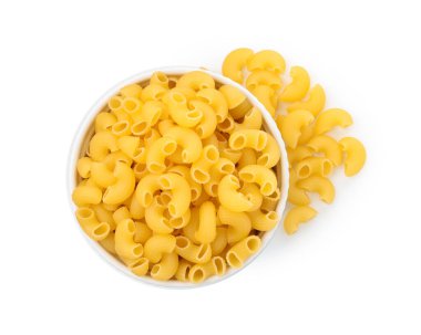 Beyaz kasedeki çiğ boynuzlar makarna, üst manzara.