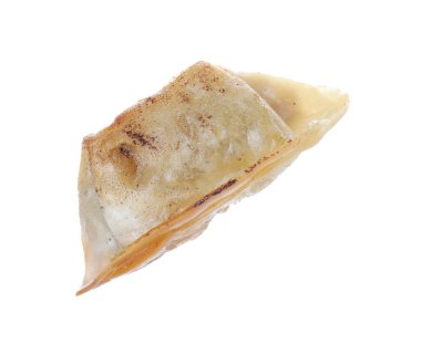 Bir kızarmış gyoza hamur tatlısı, beyaz üzerine izole edilmiş.
