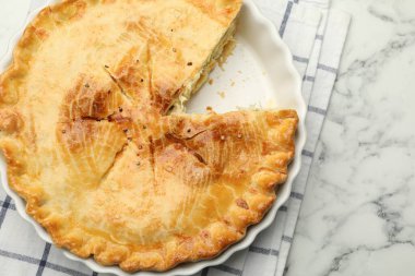 Beyaz mermer masada tavuklu nefis ev yapımı turta.