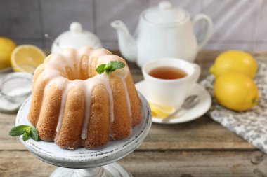 Lezzetli limonlu pasta, jöleli ve nane şekerli, ahşap masa, yakın plan.