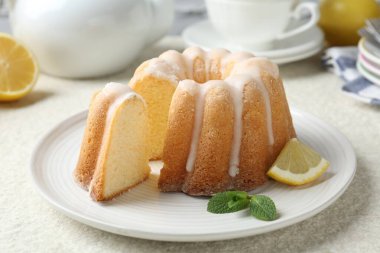 Lezzetli limonlu pasta, jöleli ve nane şekerli, açık dokulu masa, yakın plan.