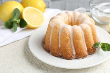 Lezzetli limonlu pasta, jöleli, naneli ve narenciye meyveli masa, yakın çekim.