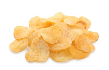 Beyaza izole edilmiş patates cipsi yığını.