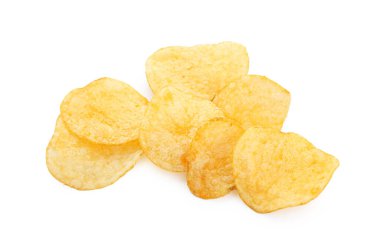 Beyaz üzerine izole edilmiş leziz patates cipsi.