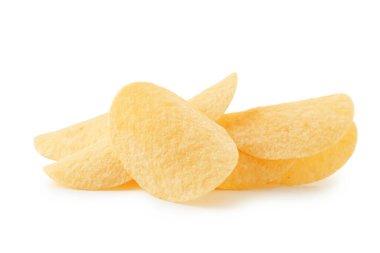 Beyaza izole edilmiş pek çok lezzetli patates cipsi.