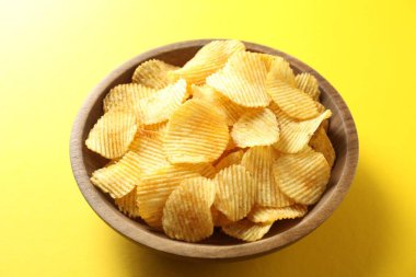 Sarı arka planda patates cipsi, yakın plan.