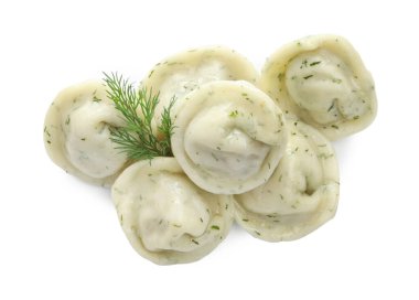 Lezzetli hamur köfteleri (pelmeni) beyaz üzerine izole edilmiş baharatlar, üst görünüm