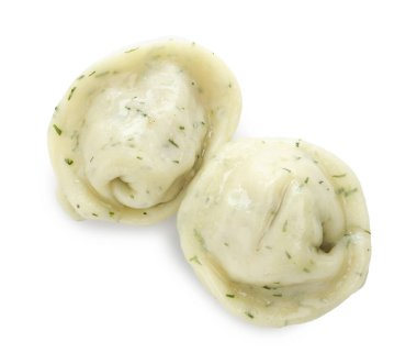 Lezzetli hamur köfteleri (pelmeni) beyaz üzerine izole edilmiş baharatlar, üst görünüm
