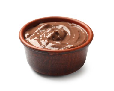 Beyaz üzerine izole edilmiş lezzetli kremalı çikolatalı puding.