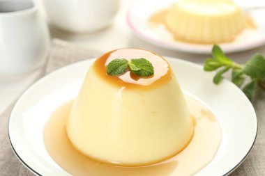 Karamel soslu lezzetli puding ve nane şekeri, yakın plan.