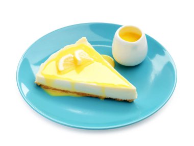 Lezzetli peynirli kek. Limonlu ve beyaza izole edilmiş.