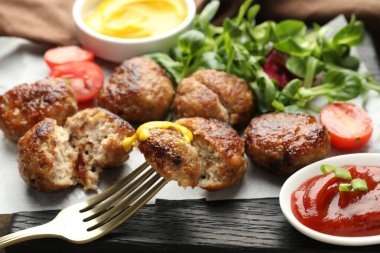 Lezzetli börekler, domates, roka, hardal ve ketçap, yakın plan.