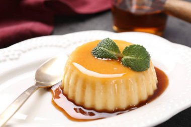 Karamel soslu lezzetli puding ve nane şekeri, yakın plan.