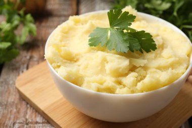 Tahta masada servis edilen maydanozlu patates püresi.