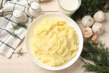 Beyaz ahşap masada servis edilen patates püresi.