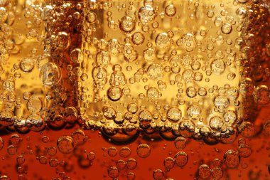 Arka plan olarak buz küpleri ile soda tazeleniyor, yakın plan