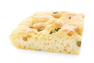 Zeytinli ve kekikli lezzetli Focaccia ekmeği beyaz üzerine izole edilmiş.