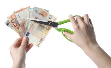 Beyaz arka planda euro banknotlarını kesen kadın, yakın plan