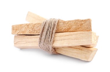 Beyaz arkaplanda bir avuç palo santo var.