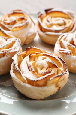 Taze pişmiş elma gülleri tabakta, yakın plan.