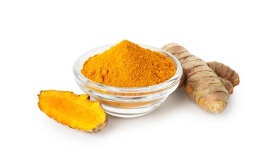 Kabın içindeki zerdeçal tozu ve beyaza izole edilmiş kökler