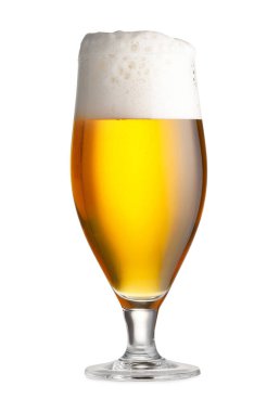 Beyaz köpüklü bir bardak taze bira.