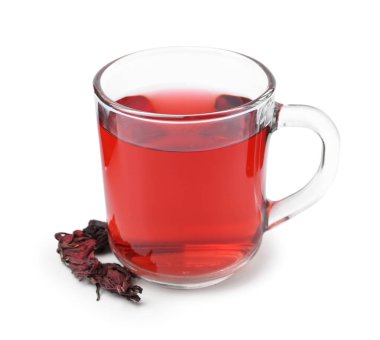 Cam bardakta leziz amber çayı ve beyaza izole edilmiş kuru roselle sepals.