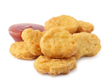 Beyaz soslu lezzetli tavuk nuggetları.