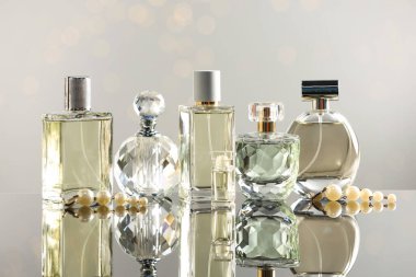 Cam yüzeyde farklı lüks parfümler. Bokeh etkisi